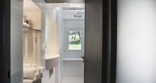 j_dsc8357_bathroom-down_ok-1500x800